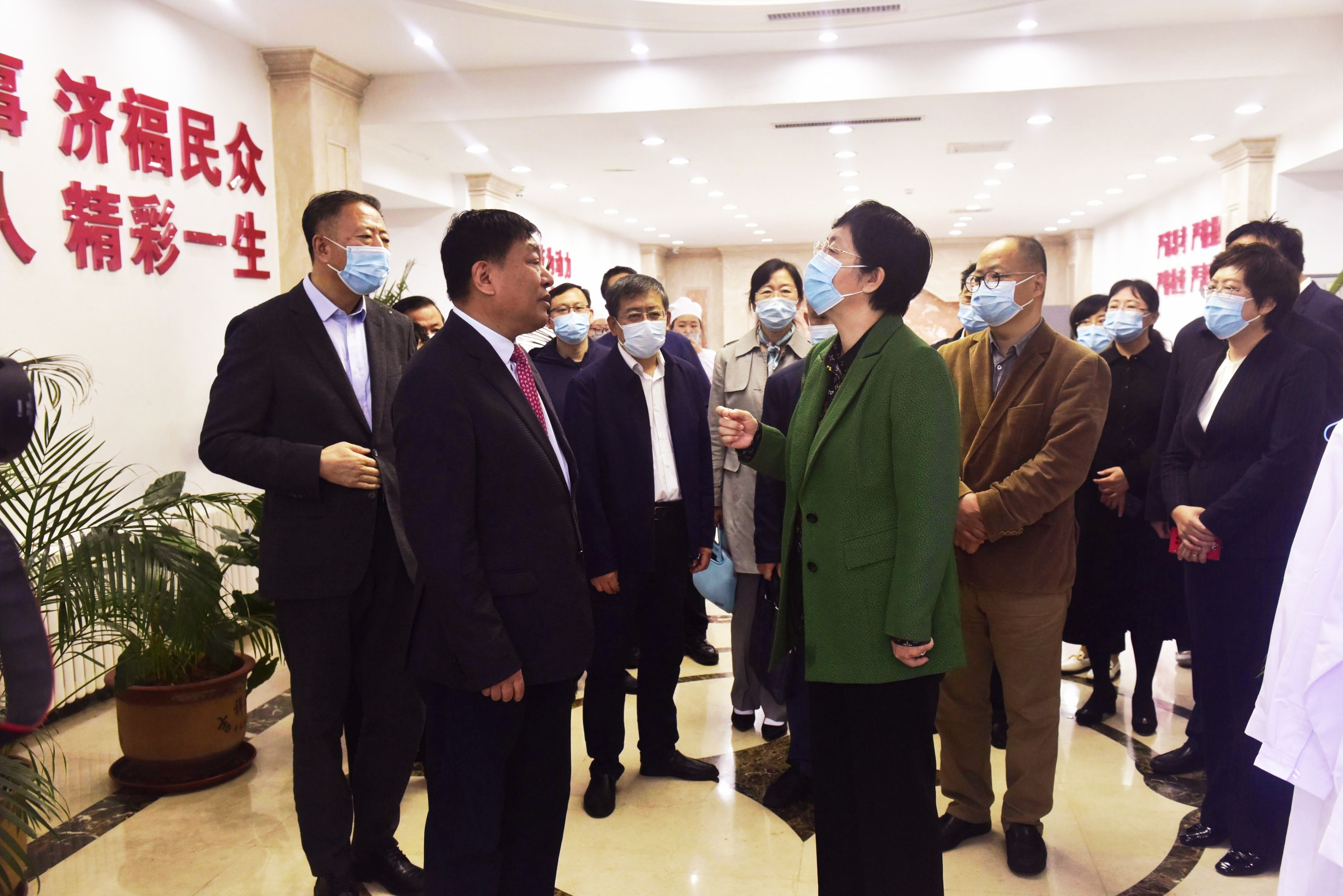 國家藥品監(jiān)督管理局局長、農(nóng)工黨中央副主席焦紅來吉林省北藥藥材加工有限公司調(diào)研考察